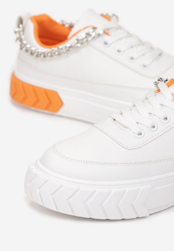 Renee - Biało-Pomarańczowe Sneakersy na Tłoczonej Platformie Ozdobione Łańcuchem Jaihini. Kolor: biały, pomarańczowy. Wzór: aplikacja. Obcas: na platformie