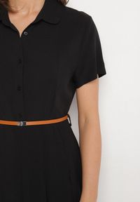 Born2be - Czarna Wiskozowa Sukienka o Koszulowym Fasonie z Wąskim Paskiem Fillamea. Kolor: czarny. Materiał: wiskoza. Wzór: aplikacja. Typ sukienki: koszulowe. Styl: elegancki #4