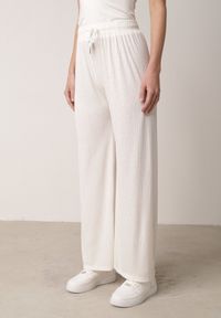 Born2be - Białe Szerokie Spodnie z Bawełną Zdobione Cyrkoniami Azilene. Okazja: na co dzień. Stan: podwyższony. Kolor: biały. Materiał: bawełna. Wzór: aplikacja. Styl: casual, klasyczny #1