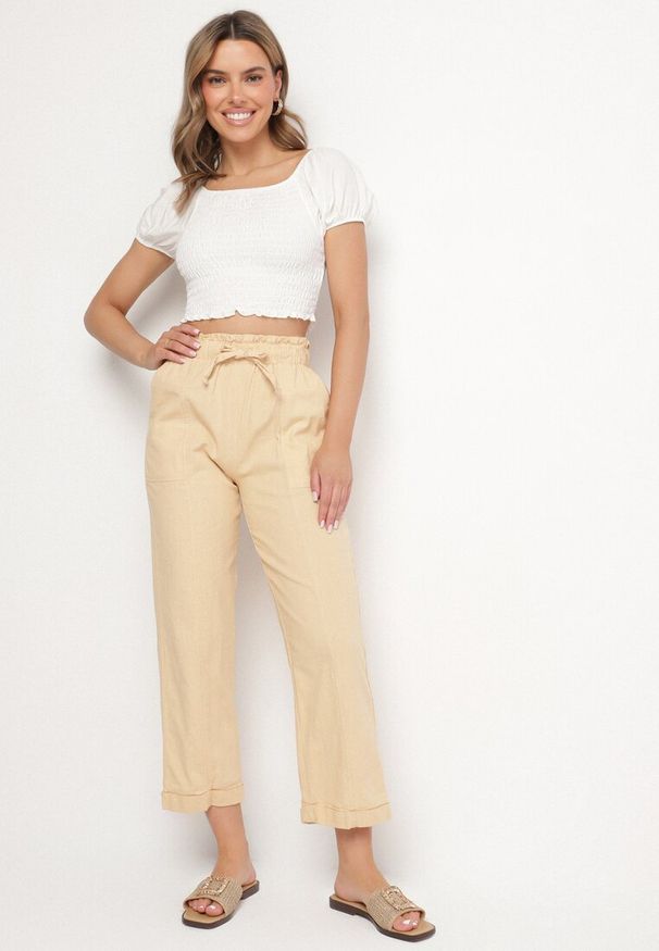 Born2be - Beżowe Bawełniane Spodnie z Wysokim Stanem i Ozdobnym Wiązaniem Vilwia. Okazja: na co dzień. Stan: podwyższony. Kolor: beżowy. Materiał: bawełna. Styl: casual, elegancki, klasyczny