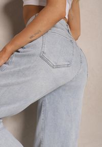 Renee - Niebieskie Jeansy Mom Fit High Waist Zdobione Haftem w Kształcie Serca Valliora. Okazja: na co dzień. Stan: podwyższony. Kolor: niebieski. Wzór: haft, aplikacja. Styl: casual