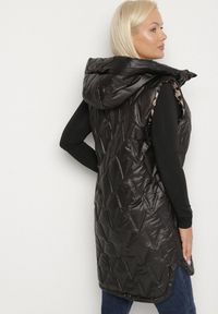 Born2be - Czarna Klasyczna Kamizelka z Pikowanymi Przeszyciami Ettelie. Kolekcja: plus size. Kolor: czarny. Materiał: jeans, skóra. Długość: długie. Styl: klasyczny #3