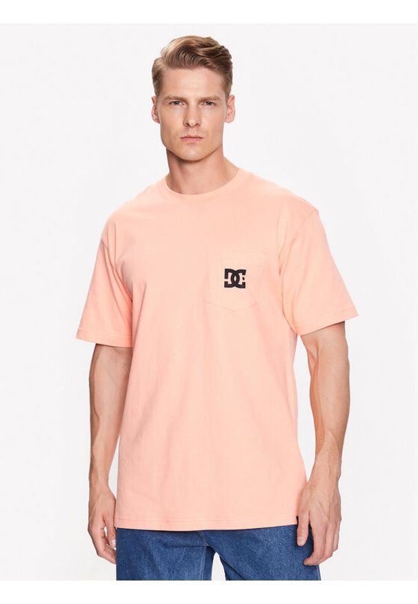 DC T-Shirt Star Pocket ADYZT05043 Pomarańczowy Regular Fit. Kolor: pomarańczowy. Materiał: bawełna