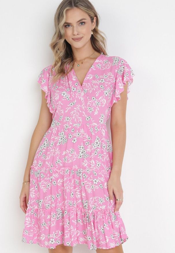 Born2be - Różowa Sukienka Rozkloszowana z Falbankami Pillia. Typ kołnierza: kołnierz z falbankami. Kolor: różowy. Typ sukienki: kopertowe. Długość: mini