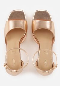 Renee - Szampańskie Sandały VICES na Słupku i Grubej Podeszwie z Wkładką ze Skóry Naturalnej Adeia. Okazja: na wesele, na imprezę, na urodziny, na ślub cywilny. Zapięcie: pasek. Kolor: złoty. Materiał: skóra. Sezon: lato. Obcas: na słupku. Styl: elegancki #8