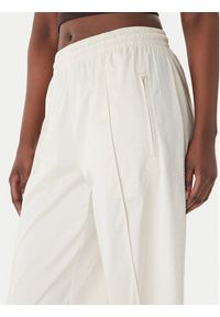 Adidas - adidas Spodnie dresowe Pearl Firebird KE3393 Écru Loose Fit. Kolor: kremowy. Materiał: syntetyk #2