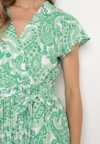 Born2be - Zielona Sukienka z Kopertowym Dekoltem z Gumką w Talii i Materiałowym Paskiem Xelovia. Okazja: na co dzień. Kolor: zielony. Materiał: materiał. Typ sukienki: kopertowe. Styl: casual, elegancki #2