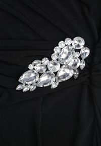 Born2be - Czarna Koktajlowa Sukienka Zdobiona Wszytym Szalem i Elegancką Broszką Cezarie. Okazja: na imprezę. Kolor: czarny. Wzór: aplikacja. Styl: wizytowy, elegancki #7