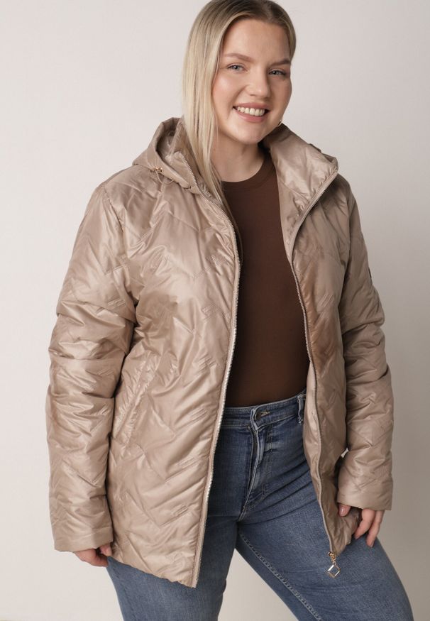 Born2be - Ciemnobeżowa Pikowana Kurtka Przejściowa o Prostym Kroju z Kapturem Vimoris. Okazja: na spacer, na co dzień. Typ kołnierza: kaptur. Kolekcja: plus size. Kolor: beżowy. Materiał: poliester, jeans. Styl: casual, elegancki