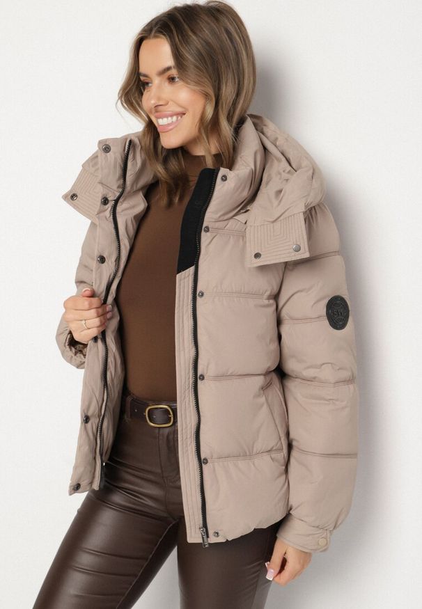 Born2be - Beżowa Kurtka Puffer o Fasonie Oversize z Kapturem i Naszywką Azirva. Okazja: na co dzień. Typ kołnierza: kaptur. Kolor: beżowy. Materiał: dzianina. Wzór: aplikacja. Styl: sportowy, casual