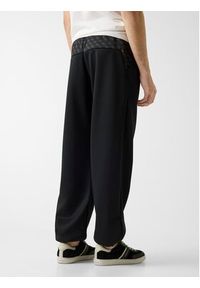 Guess Spodnie materiałowe 180799 Czarny Regular Fit. Kolor: czarny. Materiał: materiał #3