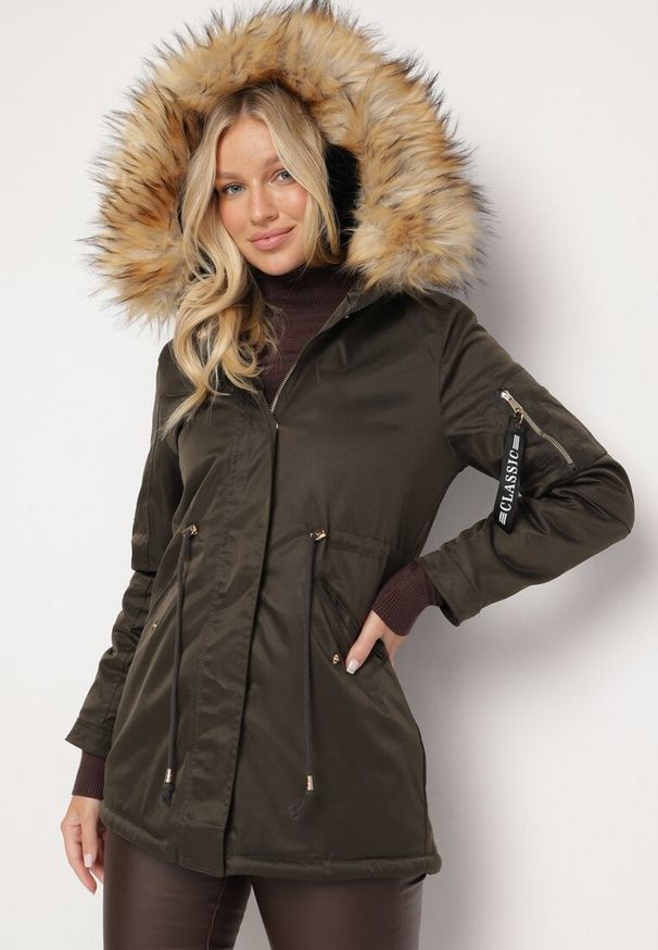 Born2be - Zielono-Beżowa Kurtka Parka z Futerkowym Odpinanym Zdobieniem przy Kapturze Inellae. Okazja: na co dzień. Kolor: zielony. Materiał: futro, jeans, dzianina. Wzór: aplikacja. Styl: elegancki, casual, klasyczny