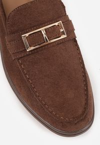 Born2be - Brązowe Mokasyny z Prostokątną Metaliczną Ozdobą Aeleorane. Nosek buta: okrągły. Zapięcie: klamry. Kolor: brązowy. Materiał: zamsz, skóra. Wzór: aplikacja. Obcas: na obcasie. Styl: klasyczny. Wysokość obcasa: niski #4