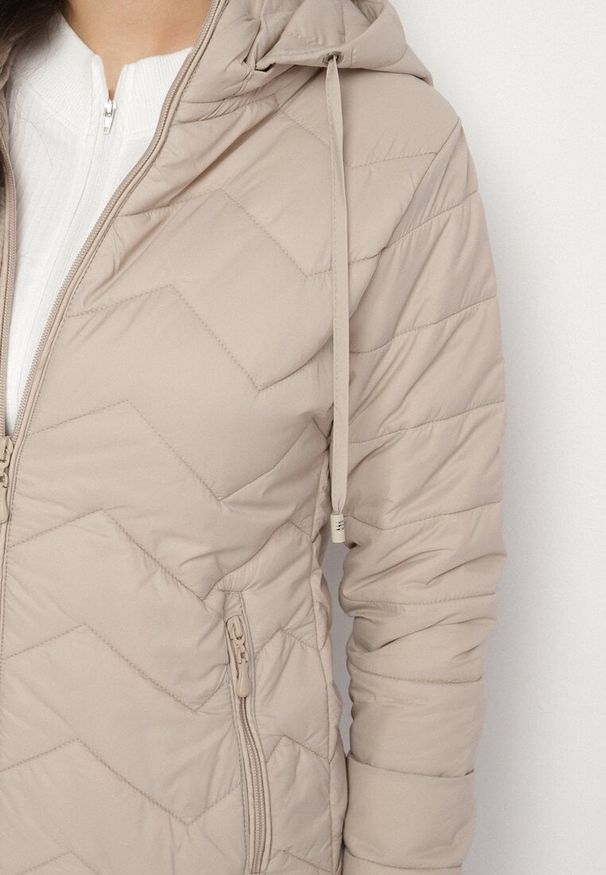 Born2be - Ciemnobeżowa Kurtka z Odpinanym Kapturem Pikowana Ariobia. Kolor: beżowy