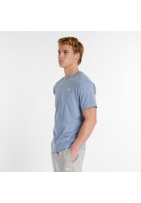 Koszulka męska New Balance MT41509DUS – niebieska. Kolor: niebieski. Materiał: bawełna, dresówka. Długość rękawa: krótki rękaw. Długość: krótkie. Wzór: haft #3