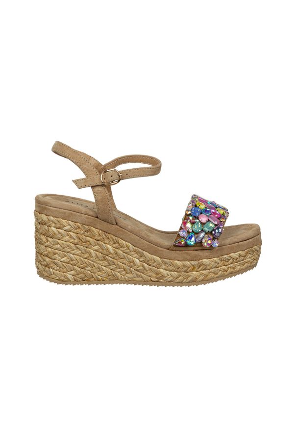 Sandały Alma En Pena V251352 Suede Sand 207001, Wielokolorowy, Skóra naturalna - 38. Okazja: na co dzień. Zapięcie: pasek. Kolor: beżowy. Materiał: skóra ekologiczna, guma. Wzór: aplikacja, kolorowy, paski. Obcas: na koturnie. Styl: elegancki, casual. Wysokość obcasa: średni