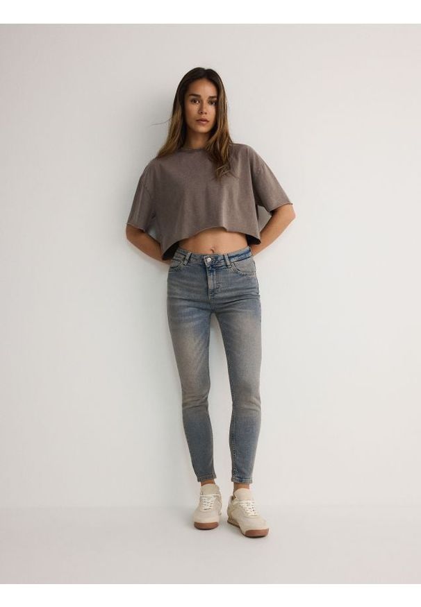 Reserved - Jeansy slim mid rise - niebieski. Kolor: niebieski