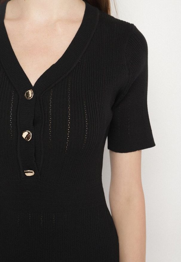 Born2be - Czarna Dzianinowa Sukienka z Wiskozą o Taliowanym Kroju z Guzikami Fenallea. Okazja: do pracy, na spotkanie biznesowe. Kolor: czarny. Materiał: wiskoza, dzianina. Styl: biznesowy, elegancki