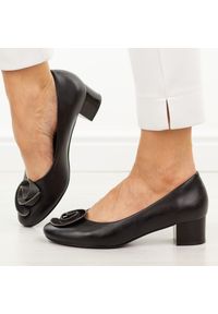 POTOCKI - Czarne czółenka damskie na obcasie Potocki 12769. Okazja: na co dzień, do pracy. Nosek buta: okrągły. Kolor: czarny. Szerokość cholewki: normalna. Materiał: skóra. Sezon: wiosna, lato, jesień. Obcas: na obcasie. Styl: casual, klasyczny, elegancki. Wysokość obcasa: średni #1