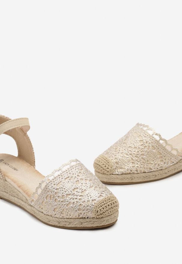 Renee - Złote Sandały w Stylu Espadryli na Koturnie z Plecionką i Ażurowym Noskiem Bellisae. Kolor: złoty. Wzór: ażurowy. Sezon: lato. Obcas: na koturnie. Styl: elegancki