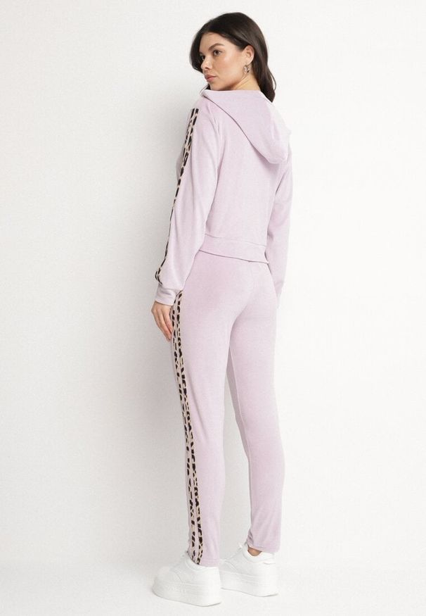 Born2be - Jasnofioletowy Welurowy Komplet Dresowy z Lampasem w Panterkę Spodnie i Bluza Elliorielle. Kolor: fioletowy. Materiał: dresówka, welur. Wzór: motyw zwierzęcy