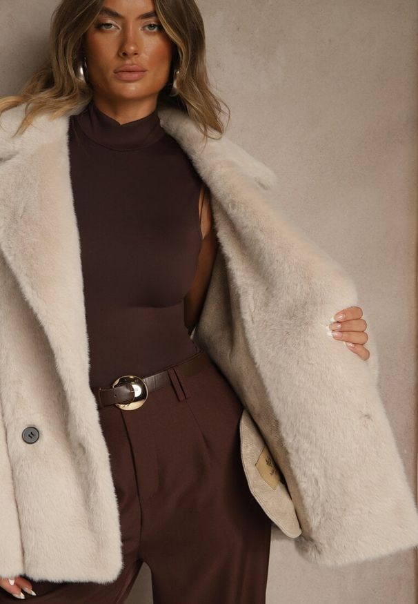 Renee - Beżowa Dwurzędowa Kurtka Futerko o Fasonie Oversize Manella. Okazja: na co dzień. Kolor: beżowy. Materiał: futro. Wzór: aplikacja. Styl: casual