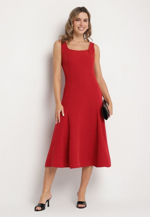 Born2be - Bordowa Klasyczna Sukienka o Rozkloszowanym Kroju Delure. Okazja: na imprezę. Typ kołnierza: dekolt kwadratowy. Kolor: czerwony. Wzór: aplikacja. Styl: klasyczny