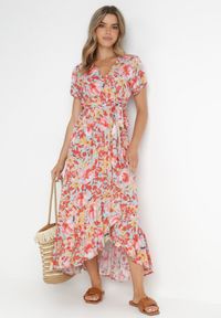 Born2be - Czerwono-Niebieska Sukienka Varila. Kolor: czerwony. Materiał: wiskoza, materiał. Wzór: jednolity, kolorowy, kwiaty. Sezon: lato. Typ sukienki: kopertowe, asymetryczne. Długość: midi #1