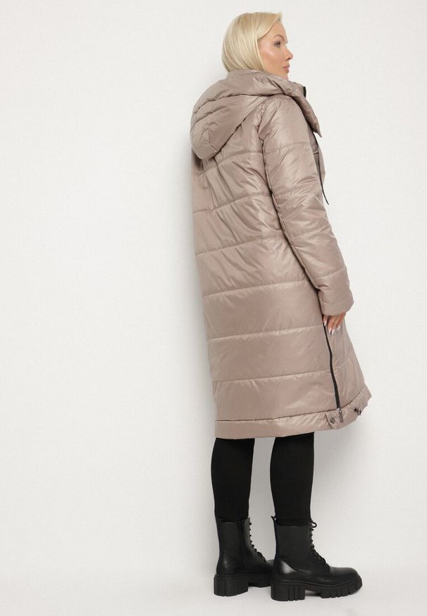 Born2be - Ciemnobeżowa Przejściowa Kurtka Pikowana z Kapturem i Suwakami po Bokach Fesunela. Okazja: na co dzień. Typ kołnierza: kaptur. Kolekcja: plus size. Kolor: beżowy. Materiał: jeans. Sezon: jesień. Styl: casual, klasyczny