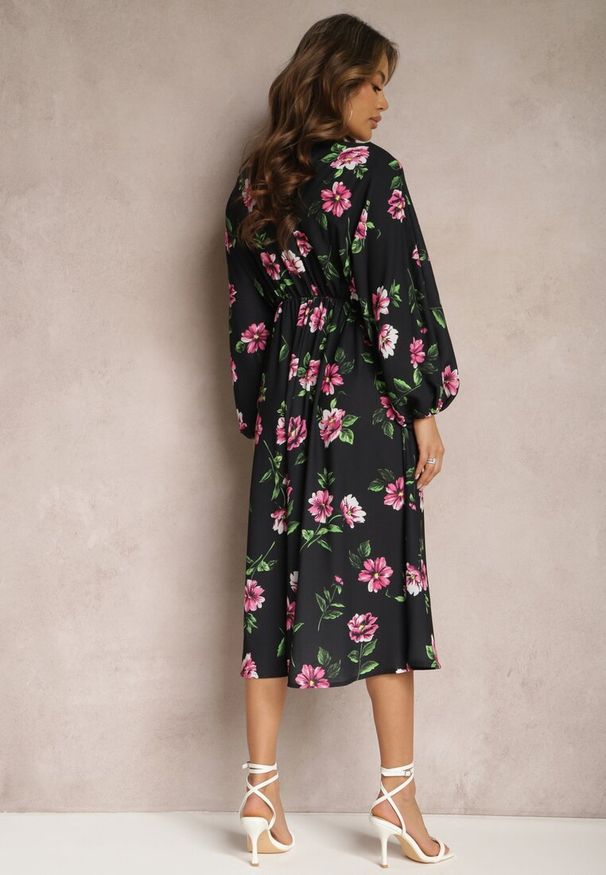 Renee - Czarno-Różowa Midi Sukienka w Kwiaty o Rozkloszowanym Kroju z Rękawami Nietoperz Jervia. Kolor: czarny. Wzór: kwiaty. Styl: elegancki. Długość: midi