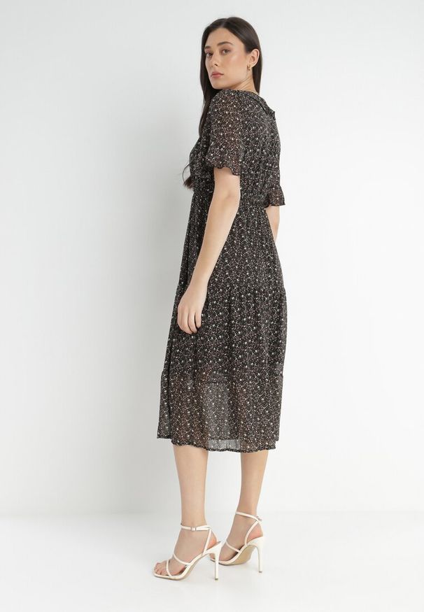 Born2be - Czarna Sukienka Koti. Typ kołnierza: kołnierz z falbankami. Kolor: czarny. Materiał: tkanina. Długość rękawa: krótki rękaw. Wzór: aplikacja, kwiaty, nadruk. Długość: midi