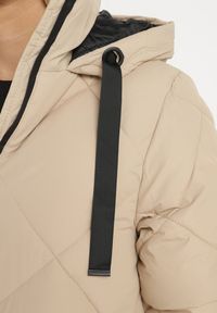 Born2be - Ciemnobeżowa Kurtka z Kapturem i Kieszeniami w Kraciaste Pikowane Przeszycia Ettaline. Okazja: na co dzień. Typ kołnierza: kaptur. Kolor: beżowy. Materiał: jeans. Styl: elegancki, klasyczny, casual, sportowy #6