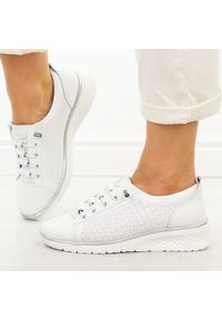 Białe skórzane półbuty damskie Filippo Dp7589/26. Okazja: na co dzień. Nosek buta: okrągły. Kolor: biały. Materiał: skóra. Sezon: wiosna, lato, jesień. Obcas: na koturnie. Styl: casual #1