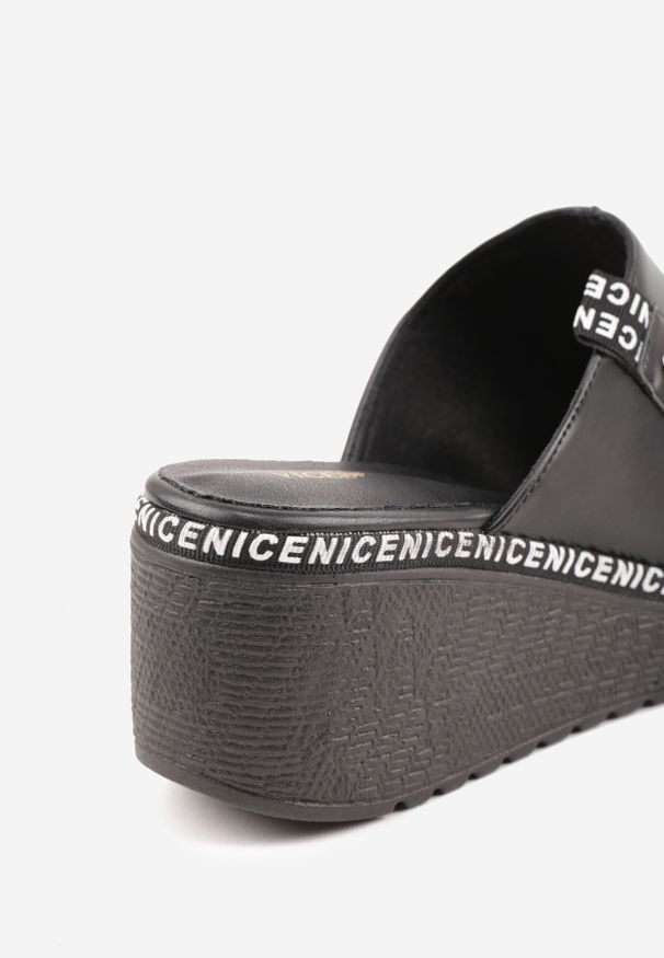 Renee - Czarne Klapki na Koturnie z Otwartym Noskiem Kenara. Nosek buta: otwarty. Kolor: czarny. Obcas: na koturnie