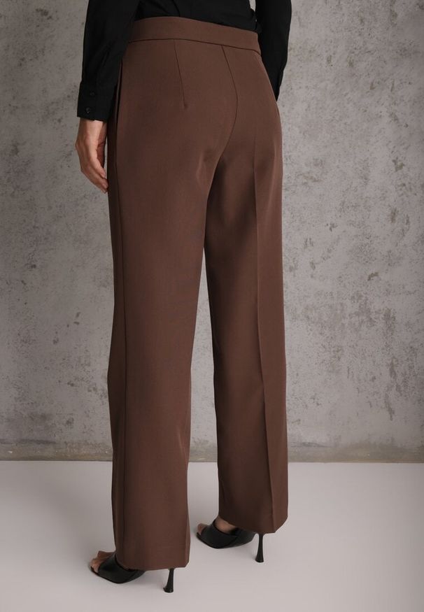 Renee - Brązowe Spodnie Garniturowe na Kant VICES Zdobione Zapięciem z Klamrą Azisore. Okazja: na imprezę. Kolor: brązowy. Materiał: jedwab, skóra. Wzór: aplikacja