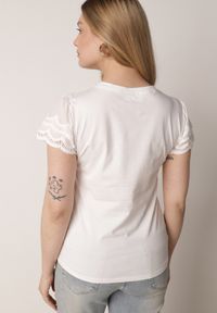 Born2be - Biały Bawełniany T-shirt z Koronkowymi Rękawami Carilynore. Okazja: na co dzień. Kolor: biały. Materiał: bawełna, koronka. Styl: casual, klasyczny, elegancki #5