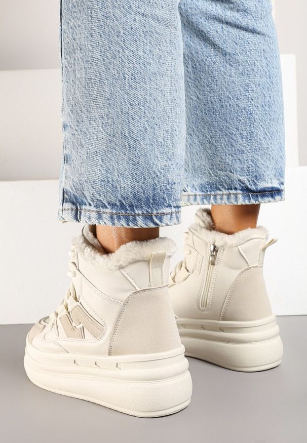 Born2be - Beżowe Sneakersy na Grubej Podeszwie z Tłoczeniem Futerkiem i Geometryczną Wstawką Nealandra. Okazja: na co dzień, na spacer. Nosek buta: okrągły. Zapięcie: zamek, sznurówki. Kolor: beżowy. Wzór: geometria. Materiał: futro. Sezon: zima, jesień. Obcas: na obcasie. Wysokość obcasa: średni. Sport: turystyka piesza