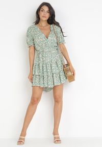 Born2be - Zielona Wiskozowa Sukienka Mini z Gumką w Pasie i Falbankami Gantisa. Typ kołnierza: kołnierz z falbankami. Kolor: zielony. Materiał: wiskoza. Wzór: kwiaty. Typ sukienki: kopertowe. Długość: mini #5