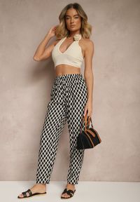 Renee - Czarne Spodnie o Szerokim Kroju High Waist w Romby Sarriza. Okazja: na co dzień. Stan: podwyższony. Kolor: czarny. Wzór: aplikacja. Styl: casual