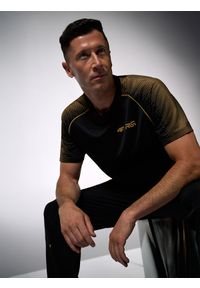 4f - 4F Koszulka treningowa szybkoschnąca męska 4F x Robert Lewandowski - czarna L. Kolor: czarny. Materiał: materiał. Sezon: lato. Sport: piłka nożna, fitness #1
