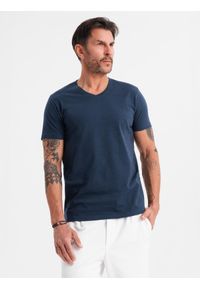 Ombre Clothing - Męska klasyczna bawełniana koszulka z dekoltem w serek BASIC – granatowa V2. Typ kołnierza: dekolt w serek. Kolor: niebieski. Materiał: bawełna. Styl: klasyczny