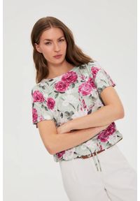 MOODO - Bluzka w kwiaty z wiązaniem oliwkowa. Kolor: oliwkowy. Materiał: poliester, elastan. Wzór: kwiaty #1