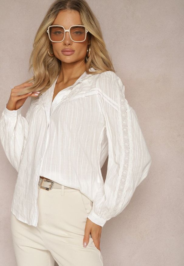 Renee - Biała Koszula z Bawełny z Kołnierzykiem z Falbanką i Ażurowym Zdobieniem Xanetha. Kolor: biały. Materiał: bawełna. Wzór: ażurowy, aplikacja