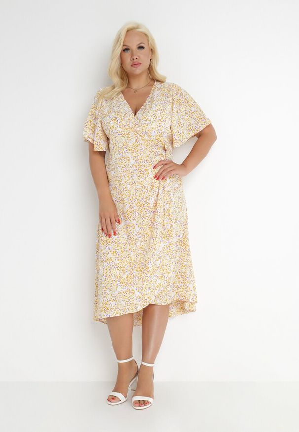 Born2be - Biało-Żółta Sukienka Kharare. Kolekcja: plus size. Kolor: biały. Wzór: kolorowy. Typ sukienki: dla puszystych, kopertowe. Długość: midi