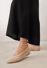 Renee - Ciemnobeżowe Boho Balerinki VICES z Szydełkową Cholewką i Wiązaniem Wokół Kostki Arriria. Okazja: na co dzień. Kolor: beżowy. Materiał: len. Szerokość cholewki: normalna. Wzór: aplikacja. Sezon: lato. Styl: boho #4