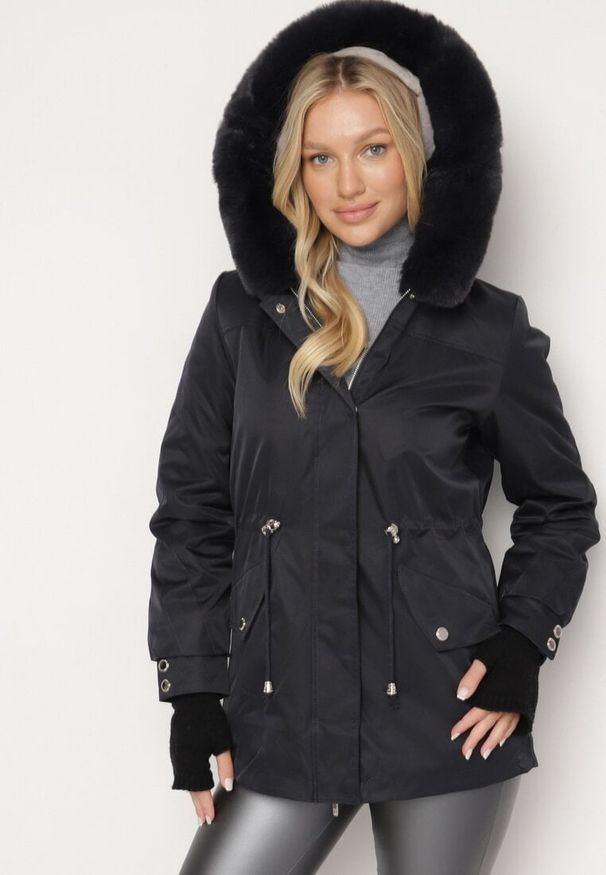 Born2be - Granatowa Kurtka Parka z Odpinanym Futerkowym Obszyciem przy Kapturze Inelithrae. Okazja: na co dzień. Typ kołnierza: golf. Kolor: niebieski. Materiał: jeans. Sezon: zima. Styl: klasyczny, casual, elegancki