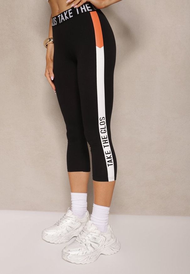 Renee - Czarne Legginsy w Sportowym Stylu z Ozdobione Napisami Gleamia. Okazja: na co dzień. Kolor: czarny. Materiał: materiał. Wzór: napisy, aplikacja. Styl: sportowy