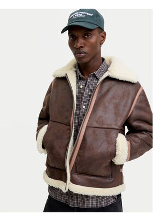Jack & Jones Kurtka z imitacji skóry Liverpool 12282948 Brązowy Regular Fit. Kolor: brązowy. Materiał: skóra