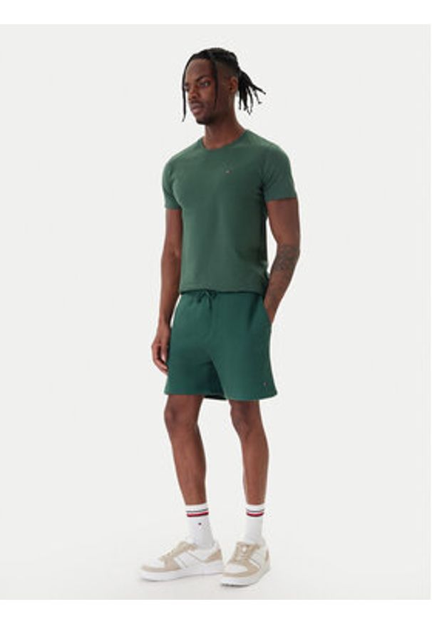 Tommy Jeans Szorty materiałowe DM0DM21931 Zielony Regular Fit. Kolor: zielony. Materiał: bawełna