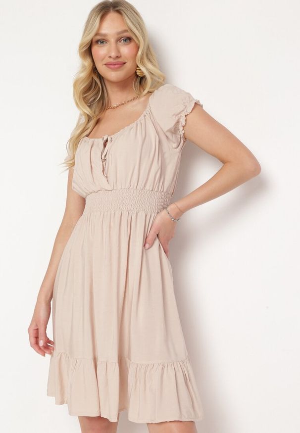 Born2be - Beżowa Wiskozowa Sukienka z Gumkami w Pasie Ściągana przy Dekolcie z Falbanką Tiimamla. Okazja: na co dzień. Kolor: beżowy. Materiał: wiskoza. Długość rękawa: krótki rękaw. Sezon: wiosna, lato. Typ sukienki: proste. Styl: casual